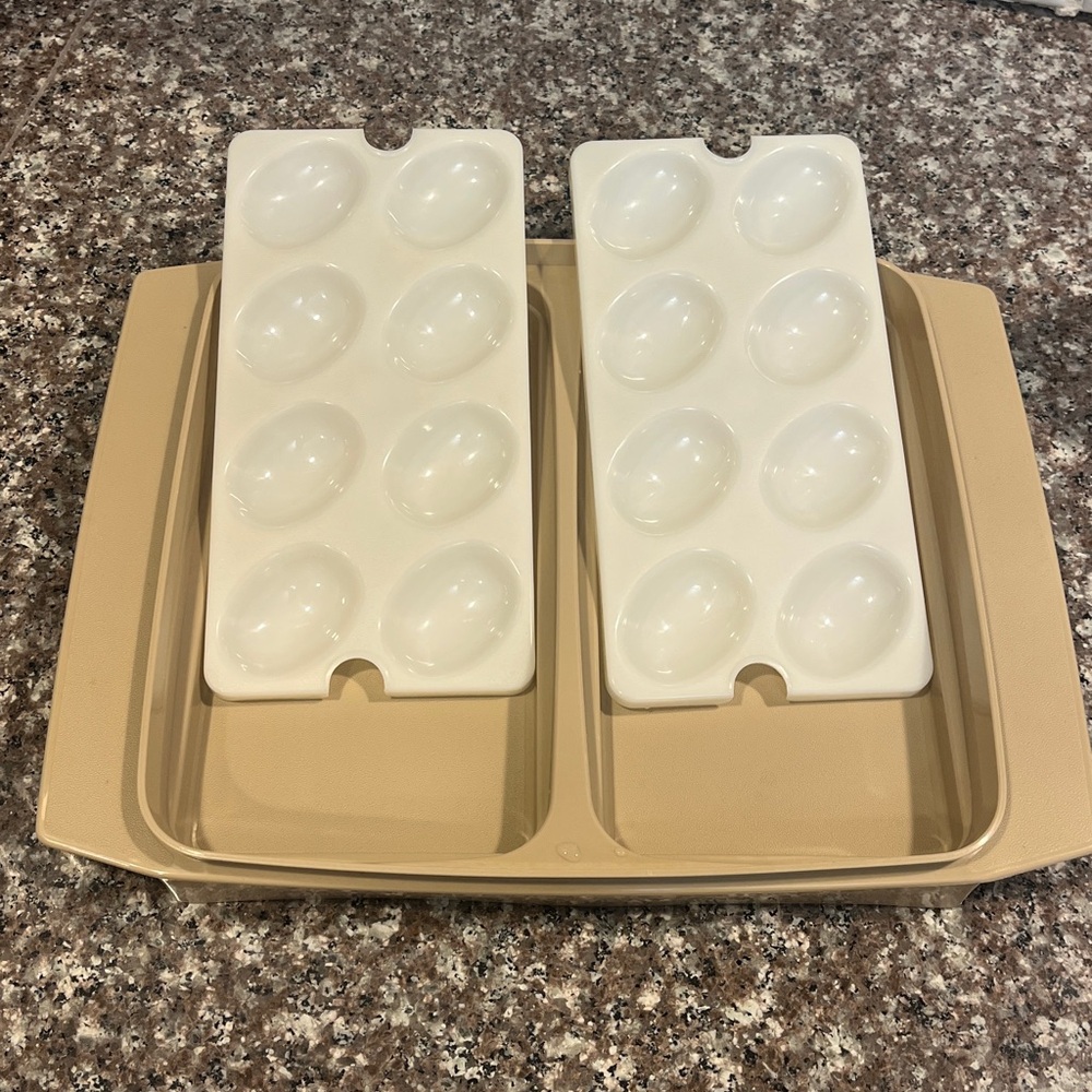 Tupperware deviled egg case - Picture 2 of 8